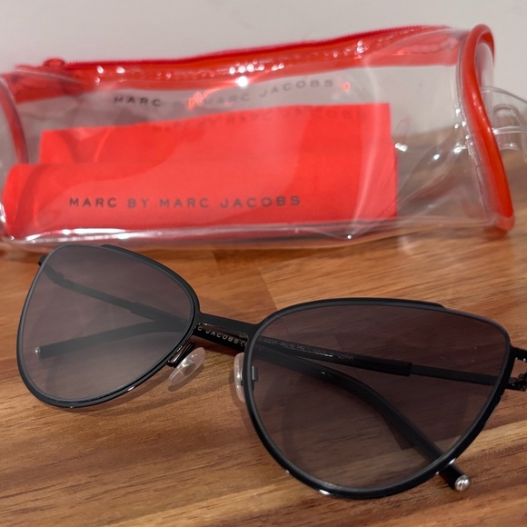 Marc by Marc Jacobs Black Cat Eye Sunglasses w/ Red Case 100% Authentic Women's - Picture 5 of 16